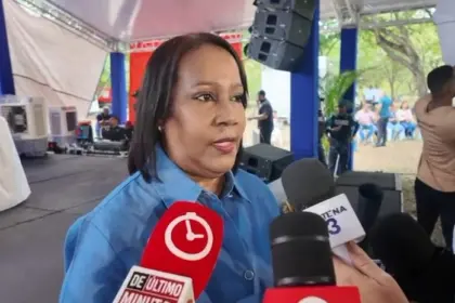 Xiomara Guante motiva a jóvenes de SDN a priorizar su educación superior