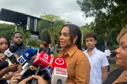 Betty Gerónimo otorga 750 becas universitarias a jóvenes en SDN