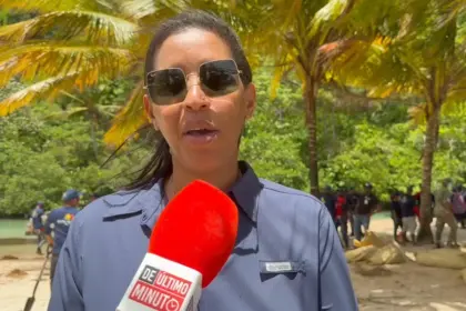 Alcaldesa Ana Reyes impulsa limpieza de sargazo en playas de Las Galeras