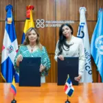 República Dominicana y Colombia crean equipo conjunto contra el crimen organizado Santo Domingo.- Con el objetivo de desarticular redes criminales transnacionales, la Procuraduría General de la República y la Fiscalía General de la Nación de Colombia formalizaron la creación de un Equipo Conjunto de Investigación (ECI). Este acuerdo, alineado con la Convención de Palermo, busca optimizar la cooperación jurídica y combatir delitos de alta prioridad como la trata de personas, el tráfico de migrantes y las finanzas ilícitas. La procuradora Yeni Berenice Reynoso destacó que esta alianza no es solo protocolar, sino que cuenta con un plan operativo inmediato. Por su parte, la fiscal Luz Adriana Camargo subrayó que el intercambio de experiencias metodológicas y el seguimiento a las rutas del dinero permitirán una persecución más efectiva contra las organizaciones criminales que operan entre ambas naciones. El ECI, apoyado logísticamente por la UNODC, permitirá a los Ministerios Públicos de ambos países compartir evidencia física, coordinar medidas procesales y trabajar de manera unificada para frenar la explotación sexual y otros delitos que vulneran la dignidad humana, fortaleciendo así la seguridad regional.