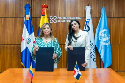 República Dominicana y Colombia crean equipo conjunto contra el crimen organizado Santo Domingo.- Con el objetivo de desarticular redes criminales transnacionales, la Procuraduría General de la República y la Fiscalía General de la Nación de Colombia formalizaron la creación de un Equipo Conjunto de Investigación (ECI). Este acuerdo, alineado con la Convención de Palermo, busca optimizar la cooperación jurídica y combatir delitos de alta prioridad como la trata de personas, el tráfico de migrantes y las finanzas ilícitas. La procuradora Yeni Berenice Reynoso destacó que esta alianza no es solo protocolar, sino que cuenta con un plan operativo inmediato. Por su parte, la fiscal Luz Adriana Camargo subrayó que el intercambio de experiencias metodológicas y el seguimiento a las rutas del dinero permitirán una persecución más efectiva contra las organizaciones criminales que operan entre ambas naciones. El ECI, apoyado logísticamente por la UNODC, permitirá a los Ministerios Públicos de ambos países compartir evidencia física, coordinar medidas procesales y trabajar de manera unificada para frenar la explotación sexual y otros delitos que vulneran la dignidad humana, fortaleciendo así la seguridad regional.