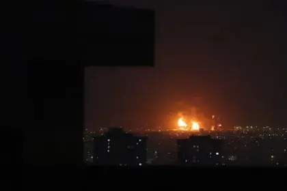 EE.UU. ataca isla de Larak y destruye lanzacohetes iraníes en Ormuz