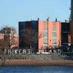 Demanda contra Rikers Island por uso de grilletes a embarazada