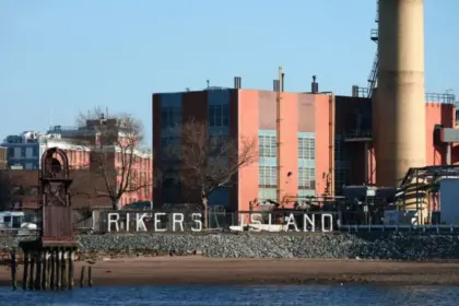 Demanda contra Rikers Island por uso de grilletes a embarazada