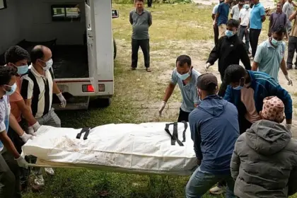 Tragedia en Nepal: suben a 903 los muertos y miles siguen desaparecidos