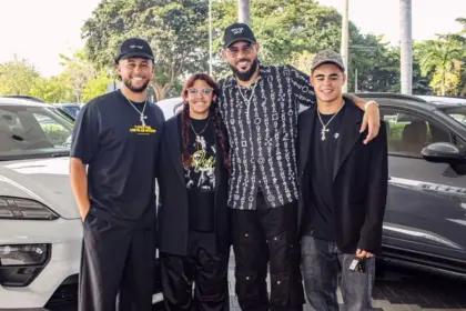 Raphy Pina genera polémica tras regalar Porsche a sus hijos