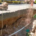 Poste de Claro impide reparar peligroso socavón en carretera de Samaná