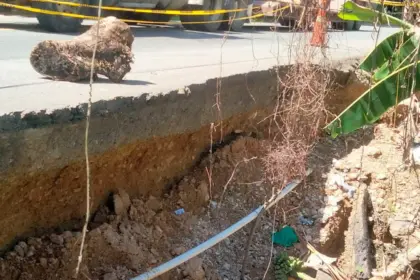 Poste de Claro impide reparar peligroso socavón en carretera de Samaná