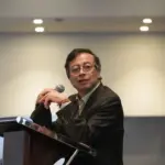 Gustavo Petro agota cupos en UNAM y pacta nuevo libro con el FCE