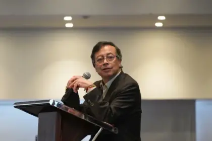 Gustavo Petro agota cupos en UNAM y pacta nuevo libro con el FCE