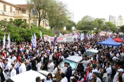 Gobierno de Paraguay rechaza aumento salarial a médicos tras huelga
