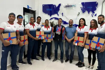 Grupo Empresarial Miguel Moreta premia con laptops a atletas de Bonao