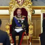 Haakon VIII jura como Rey de Noruega ante el Parlamento noruego
