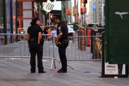 Policía de Nueva York hiere a mujer tras apuñalamiento en Times Square