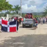 Barraquito exige mejoras en calles y acueducto tras marcha comunitaria