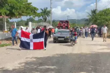 Barraquito exige mejoras en calles y acueducto tras marcha comunitaria