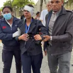 Conductor de guagua atropella a dos personas en la Máximo Gómez y huye