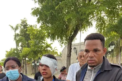 Conductor de guagua atropella a dos personas en la Máximo Gómez y huye