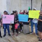 Conserjes de escuelas públicas amenazan con paro por aumento salarial