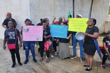 Conserjes de escuelas públicas amenazan con paro por aumento salarial