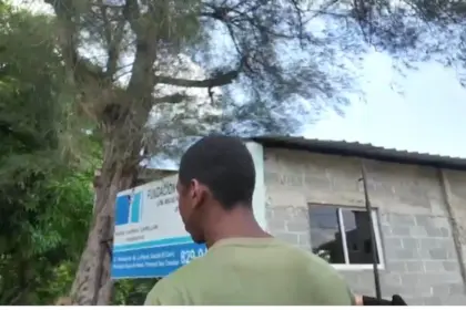 Adolescente defiende al pastor Capellán tras denuncias en su fundación