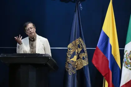 Petro alerta por riesgo de algoritmos en elecciones de México y Brasil