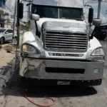 Caos vial en Expreso V Centenario tras vuelco de patana con varillas