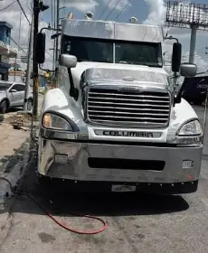Caos vial en Expreso V Centenario tras vuelco de patana con varillas