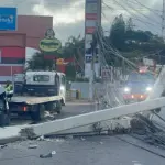 Accidente en Santiago: Jeepeta causa explosiones tras chocar postes