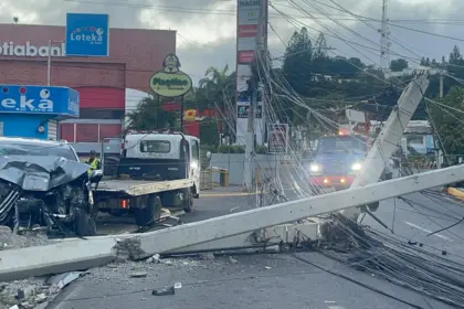 Accidente en Santiago: Jeepeta causa explosiones tras chocar postes