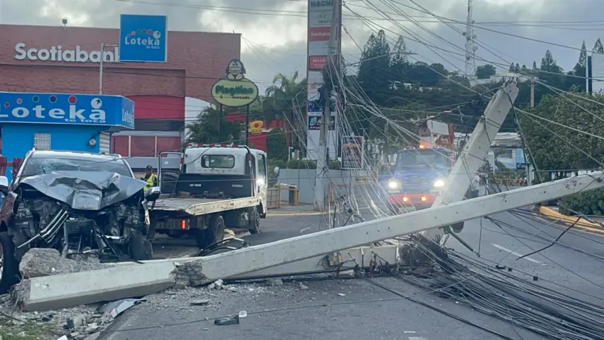 Accidente en Santiago: Jeepeta causa explosiones tras chocar postes