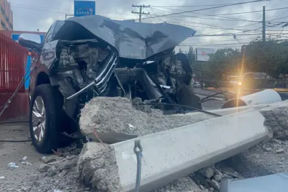 Accidente en Santiago: yipeta derriba postes y provoca explosiones en la Estrella Sadhalá