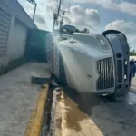 Patana volcada en la Kennedy genera caos vial Digesett trabaja en retiro