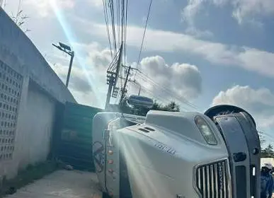 Patana volcada en la Kennedy genera caos vial Digesett trabaja en retiro