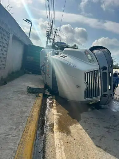 Patana volcada en la Kennedy genera caos vial Digesett trabaja en retiro