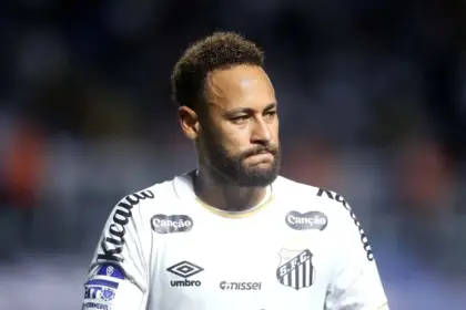 Neymar culpa al mal estado del césped por su lesión en Copa do Brasil