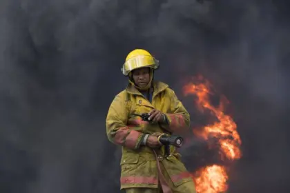 Incendio destruye edificio frente a la UASD y desplaza a familias