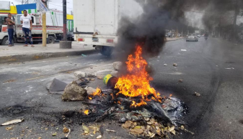 Residentes protestan en la Cayetano Germosén por constantes apagones