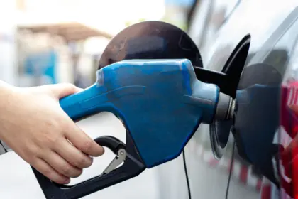 Gobierno congela precios de combustibles para proteger la economía dominicana