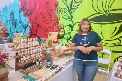Artesanos en Punta Cana demandan mayor apoyo y espacios en el turismo