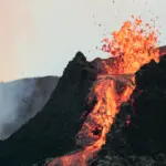 Erupción del volcán Anak Krakatoa causa caos aéreo en Indonesia