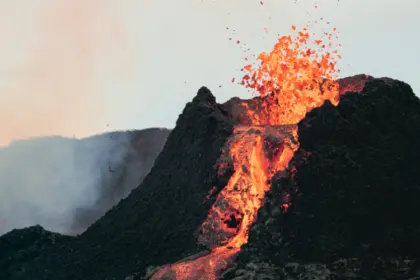 Erupción del volcán Anak Krakatoa causa caos aéreo en Indonesia