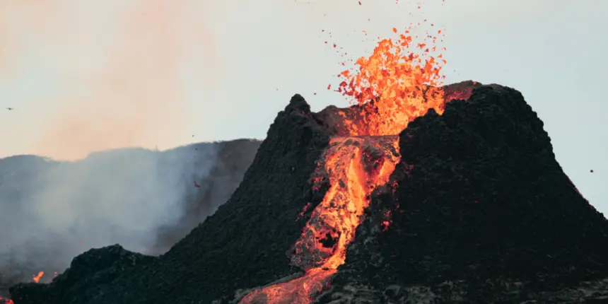 Erupción del volcán Anak Krakatoa causa caos aéreo en Indonesia