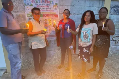 ADP Villa Riva realiza encendido de velas en demanda de mejoras educativas