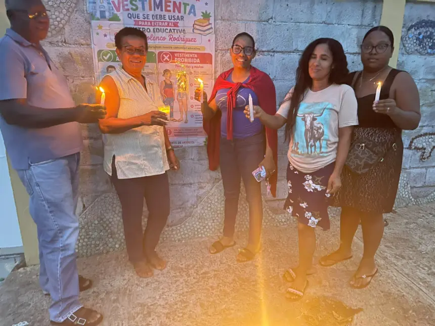 ADP Villa Riva realiza encendido de velas en demanda de mejoras educativas