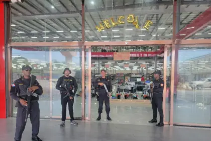 Incautan más de 30 mil productos ilícitos en comercios de Santiago