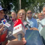 Rosa Santos advierte riesgo en escuelas de Santiago y rechaza presiones
