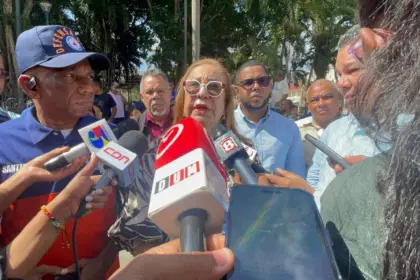 Rosa Santos advierte riesgo en escuelas de Santiago y rechaza presiones