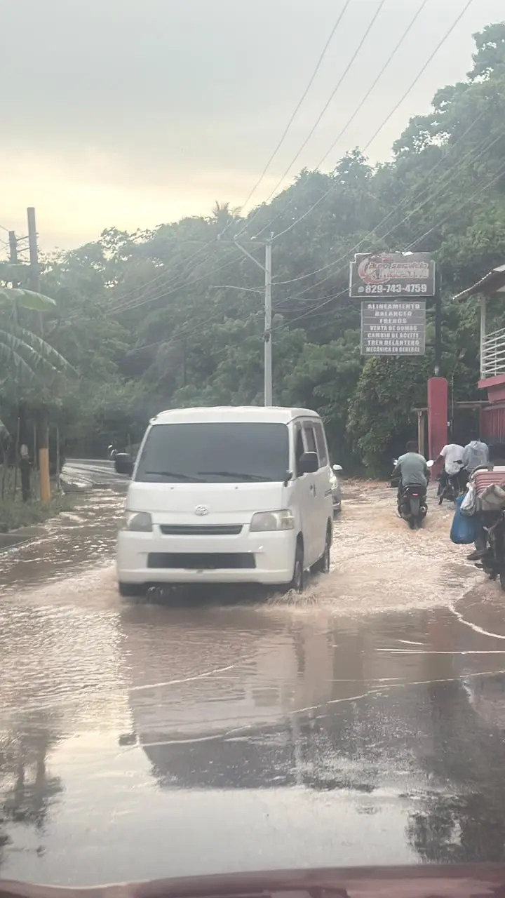 Lluvias en Las Terrenas afectan tránsito en el sector La Ceiba