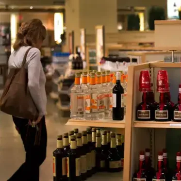 EE. UU. prohibirá lácteos y alcohol de Canadá en escalada comercial